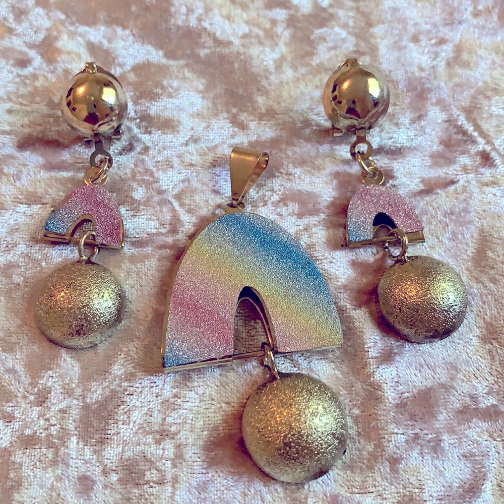 NEW 💗 🌈70s Rainbow Charm earrings & pendant set